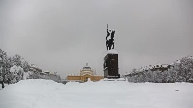 Şiddetli kar yağarken heykeli olan Kral Tomislav meydanı, Zagreb
