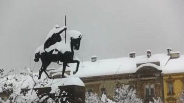 Şiddetli kar yağarken heykeli olan Kral Tomislav meydanı, Zagreb