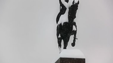 Şiddetli kar yağarken heykeli olan Kral Tomislav meydanı, Zagreb