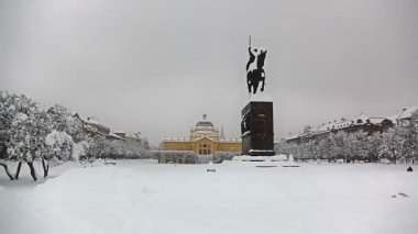 Şiddetli kar yağarken heykeli olan Kral Tomislav meydanı, Zagreb