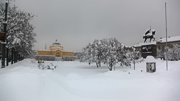 Panorama de la place du roi Tomislav avec statue et galerie d'art — Video