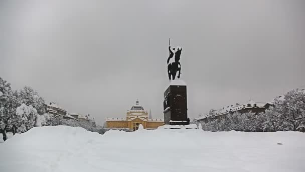 Plaza Rey Tomislav con estatua mientras nieva fuerte, Zagreb — Vídeo de stock