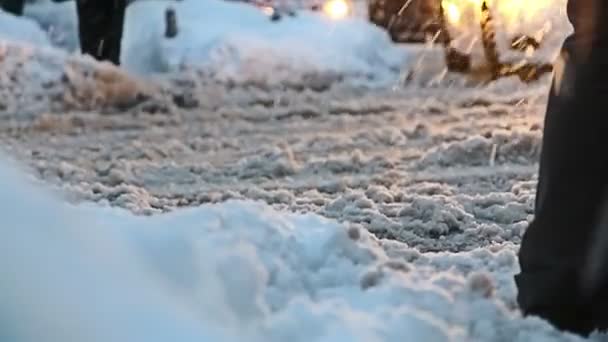 Перекресток в центре города во время сильного снегопада — стоковое видео