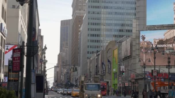 Здания Нью-Йорка в зимний день на Седьмой авеню — стоковое видео