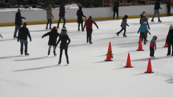 Patinadores de hielo de Nueva York se divierten en Central Park — Vídeos de Stock