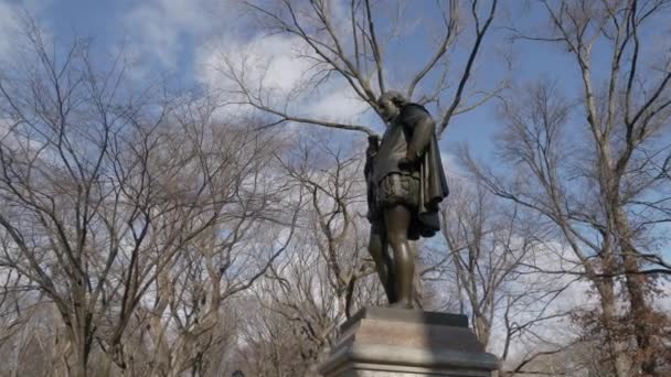 New York Central Park William Shakespeare bronze sculpture winter time — 비디오