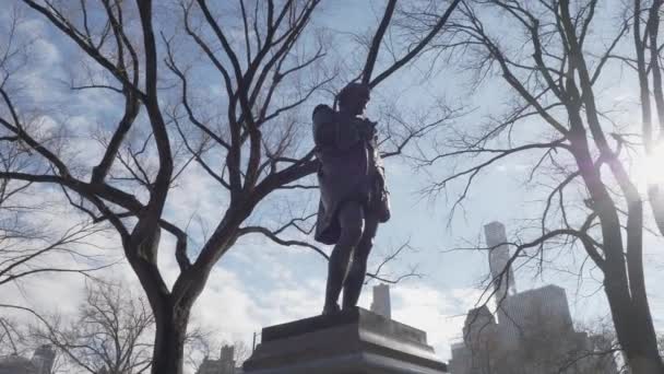 New York Central Park William Shakespeare bronsskulptur vintertid — Stockvideo