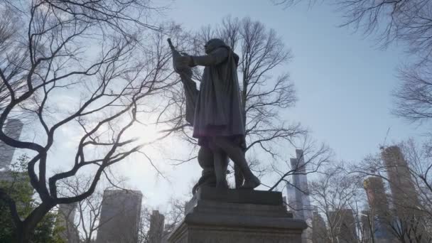 New York Central Park Columbus bronze sculpture heure d'hiver — Video