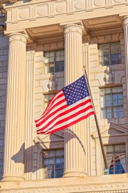 Washington Dc'deki ABD Ticaret binasının cephesinde ABD bayrağı