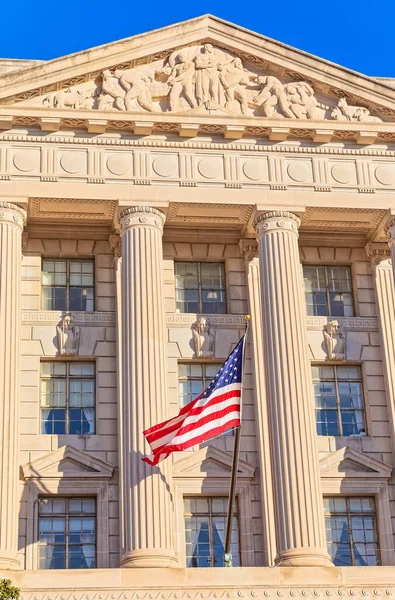 Drapeau des États-Unis sur la façade du bâtiment du commerce américain à Washington DC — Photo