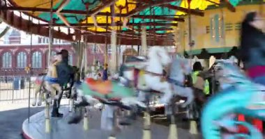 Washington Dc kamu parkta rotasyon renkli atlıkarınca