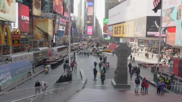 Η πλατεία Νιου Γιορκ Τάιμς είναι πολυάσχολη μέρα του χειμώνα — Αρχείο Βίντεο