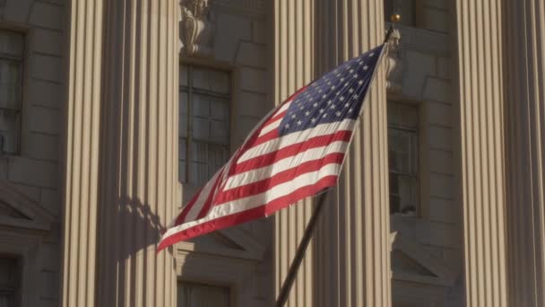 Flaga USA na elewacji budynku US commerce w Waszyngtonie DC — Wideo stockowe