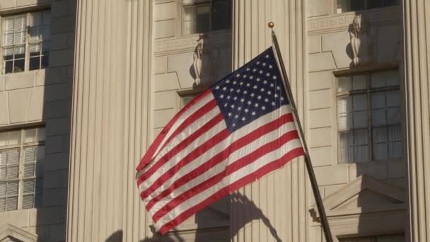 US-Flagge an Fassade eines Geschäftshauses in Washington — Stockvideo