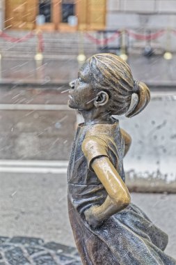 Korkusuz Kız heykeli Manhattan 'ın aşağısında, boğayla karşı karşıya.
