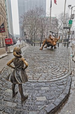 Korkusuz Kız heykeli Manhattan 'ın aşağısında, boğayla karşı karşıya.