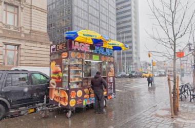 Aşağı Manhattan 'da sokak yemekleri standı