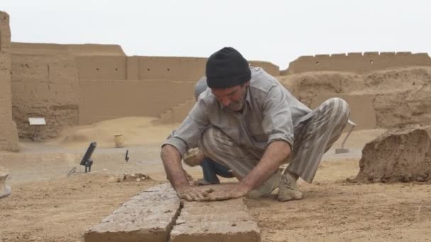 Clayman membuat batu bata — Stok Video