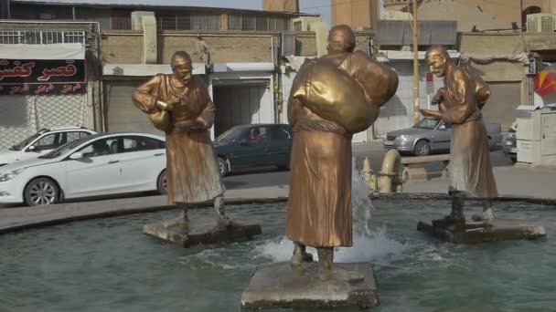 Tres estatuas de viajeros antiguos en Yazd — Vídeos de Stock