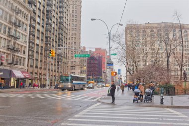 Madison Bulvarı ile 32. Cadde arasındaki kavşak.