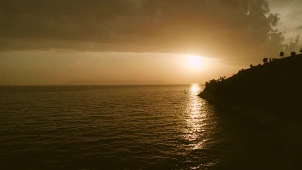 Západ slunce letecké záběry, chorvatské adriatické pobřeží v Tucepi — Stock video