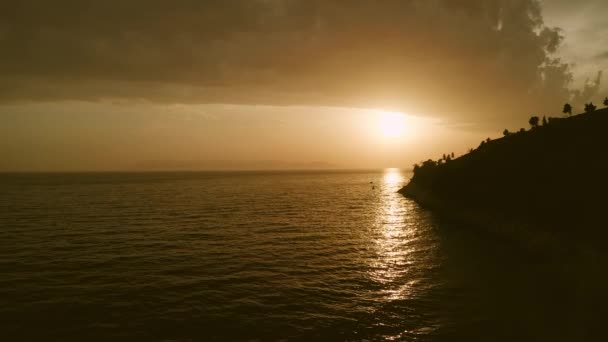 Tramonto aereo, costa adriatica croata a Tucepi — Video Stock