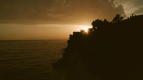 Zdjęcia lotnicze o zachodzie słońca, Chorwackie wybrzeże adriatyckie w Tucepi — Wideo stockowe