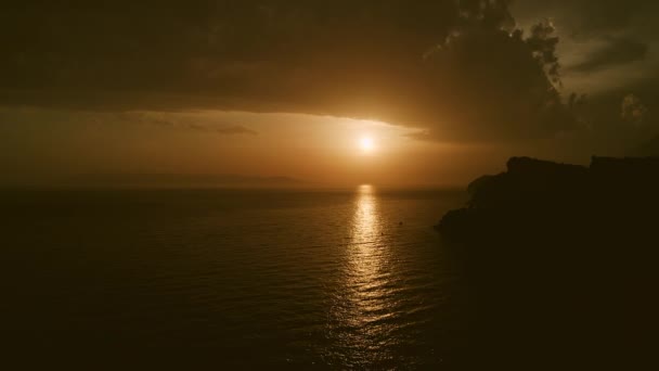 Sonnenuntergang Luftaufnahme, kroatische Adriaküste in Tucepi — Stockvideo