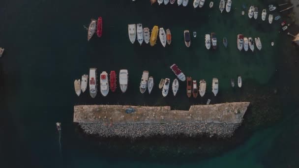 위로부터 두브로브니크에 있는 옛 항구 — 비디오