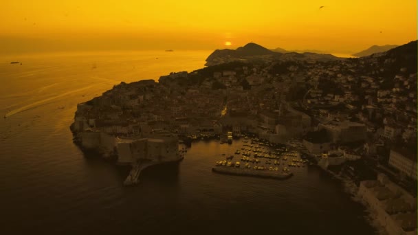 Dubrovnik cidade velha pôr do sol panorama drone tiro — Vídeo de Stock