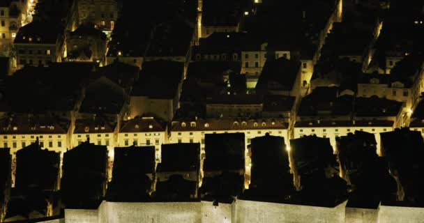 夜のドゥブロヴニク旧市街のパノラマ — ストック動画