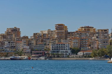 Arnavutluk 'ta Sarande Kodrra kıyı şeridi manzarası