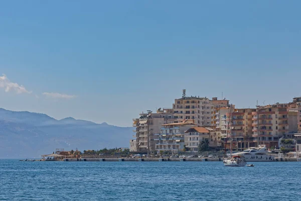 Sarande Kodrra havsutsikt vid kusten i Albanien — Stockfoto