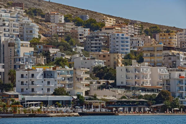 Sarande apartmány pobřežní moře pohled Albánie — Stock fotografie