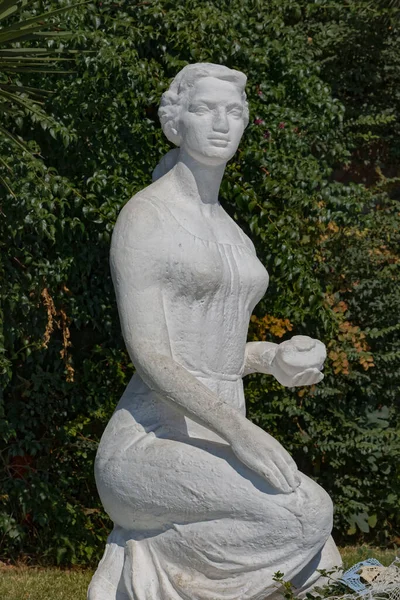 Estatua de mujer monumento en el paseo marítimo en Saranda, Albania — Foto de Stock