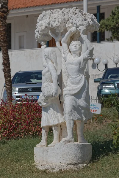 Communist era sculpture of three women picking oranges in Saranda, Albania — Stock Photo, Image