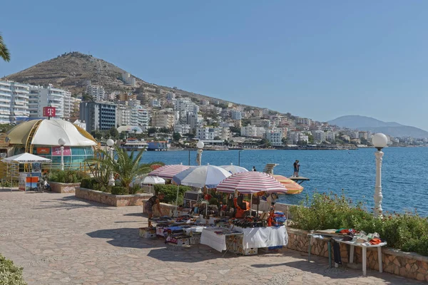 Saranda presentbutiker vid strandpromenaden Albanien — Stockfoto