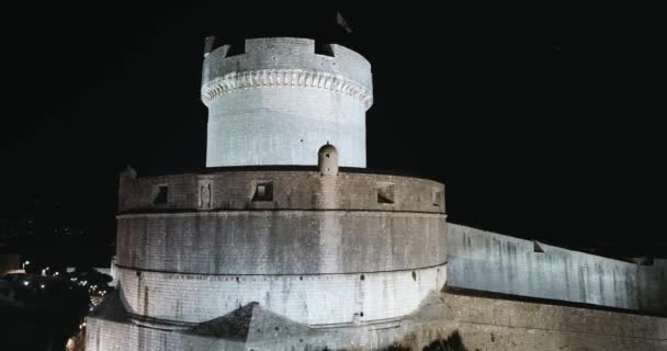 Murallas del casco antiguo de Dubrovnik por la noche — Vídeo de stock