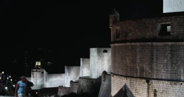 Geceleyin Dubrovnik eski kasaba duvarları