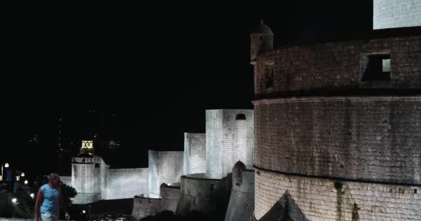 ドゥブロヴニク旧市街の城壁は夜 — ストック動画