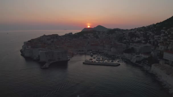 Dubrovnik cidade velha pôr do sol panorama drone tiro — Vídeo de Stock