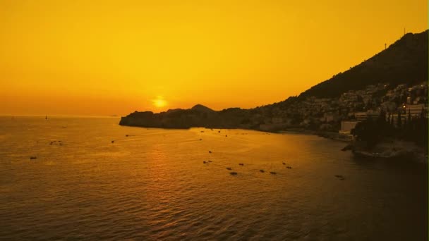 Dubrovnik oude stad zonsondergang panorama drone shot — Stockvideo