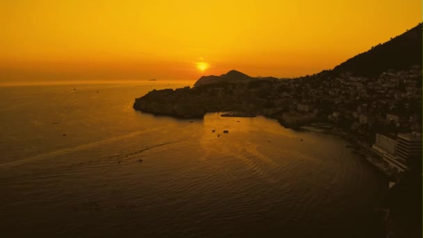 Dubrovnik oude stad zonsondergang panorama drone shot — Stockvideo