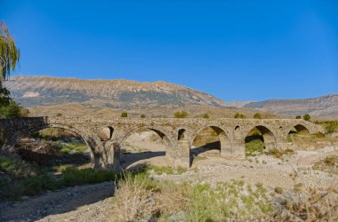 Arnavutluk 'taki Osmanlı döneminden kalma eski Kordhoce köprüsü