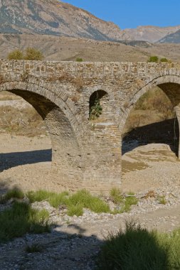 Arnavutluk 'taki Osmanlı döneminden kalma eski Kordhoce köprüsü