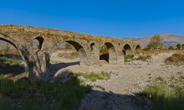 Arnavutluk 'taki Osmanlı döneminden kalma eski Kordhoce köprüsü
