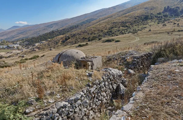 Betonnen militaire bunker ruïnes gebouwd in het communistische tijdperk Albanië — Stockfoto