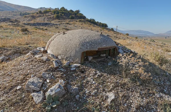 Concreto búnker militar ruinas construidas en la era comunista Albania —  Fotos de Stock