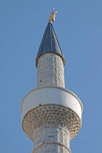 Top del minarete de la mezquita del bazar de Gjirokaster en Albania — Foto de Stock