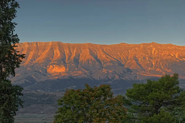 Gjere berg in zonsondergang uitzicht vanaf Gjirokaster Albanië — Stockfoto